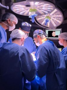 A odontologia bucomaxilofacial desempenha um papel crucial na reconstrução facial pós-trauma. Os cirurgiões bucomaxilofaciais possuem o conhecimento e a experiência necessários para lidar com lesões faciais complexas, combinando habilidades cirúrgicas com uma compreensão profunda da anatomia e da estética facial.